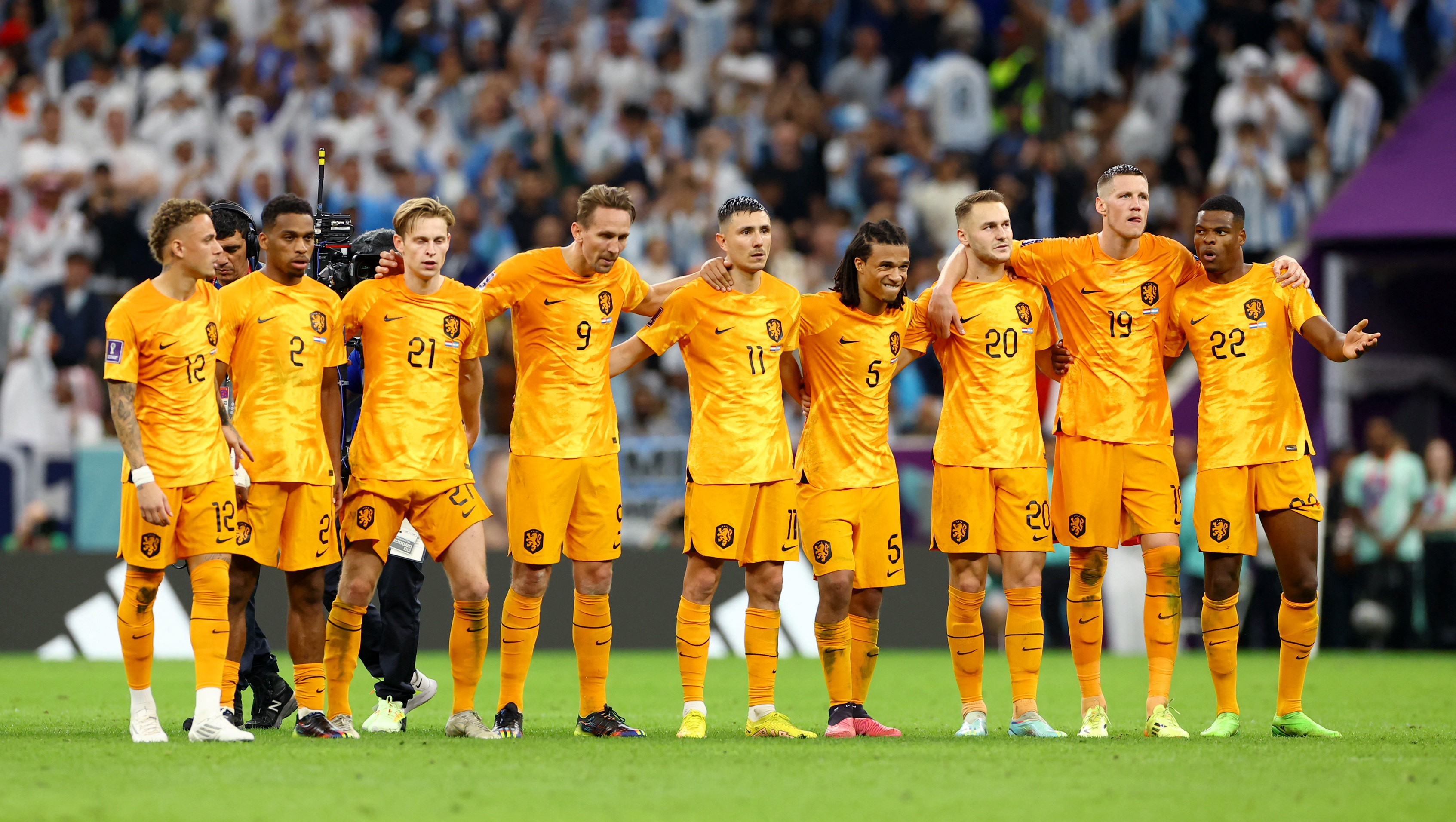 Sejumlah pemain timnas Belanda saat bertanding melawan Argentina, di Piala Dunia 2022, Sabtu (10/12/2022). (REUTERS/Bernadett Szabo) Timnas belanda vs argentina
