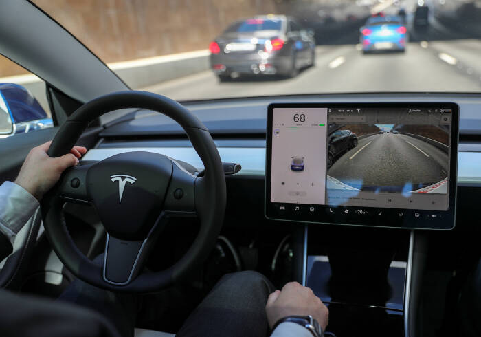 Interior Tesla Model Model 3. (REUTERS/Evgenia Novozhenina) Cara Merawat Mobil Listrik