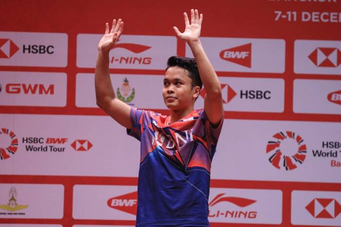 Anthony Sinisuka Ginting di atas podium juara (PBSI) BWF World Tour Finals 2022