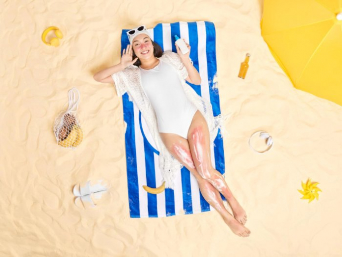 Ilustrasi wanita mengenakan sunscreen Freepik