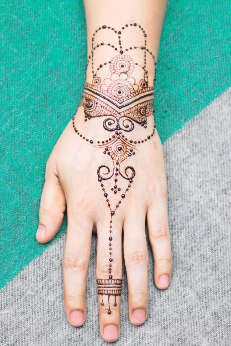 gambar henna tangan