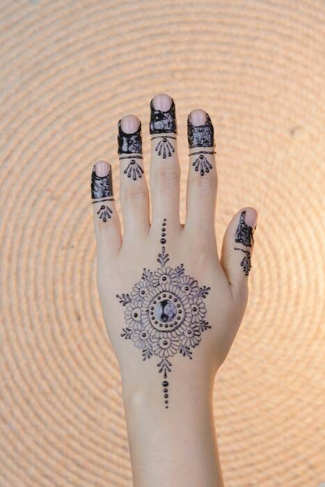 gambar henna tangan simple