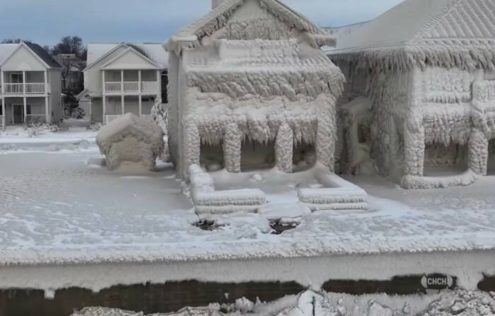 Kota membeku akibat badai salju di Crystal Beach, Ontario, Kanada. (Youtube/CHCH News)