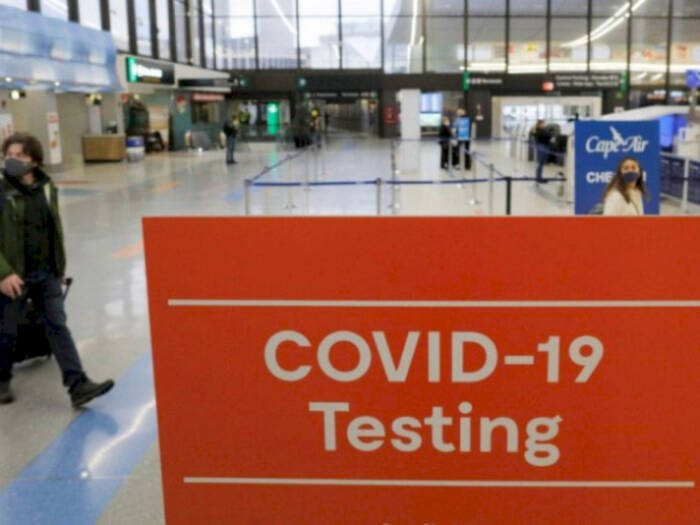 Ilustrasi lokasi pemeriksaan COVID-19 di salah satu Bandara di Amerika Serikat. (Reuters)