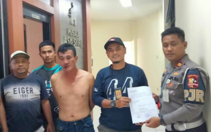 Prajurit TNI AU melaporkan pelaku pembobol ATM ke Polisi. (Dok TNI AU)