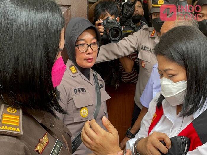 Putri Candrawathi Terdiam Usai Dituntut 8 Tahun Penjara (INDOZONE/Asep Bidin Rosidin)
