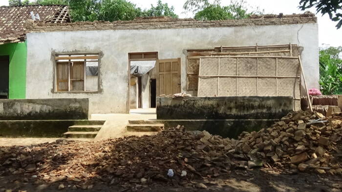 Rumah lansia roboh akibat angin kencang. (Z Creators/Edelweish Ratushima) rumah lansia