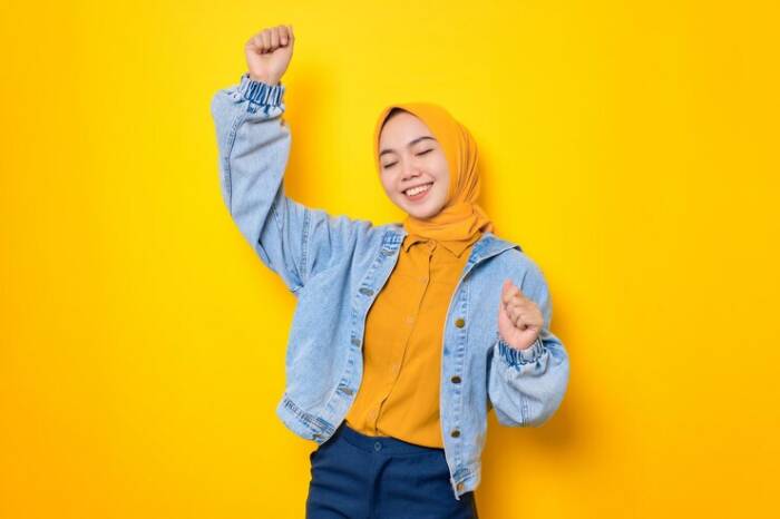 Tren Fashion Muslim 2023 Kekinian ala Gen Z: Lebih Suka Look Simpel dan  Warna Cerah - Indozone Beauty