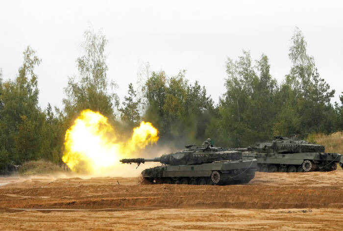 Jerman memberi restu pada Polandia untuk mengirimkan tank Leopard 2 ke Ukraina menghadapi serangan Rusia. (REUTERS/Ints Kalnins)