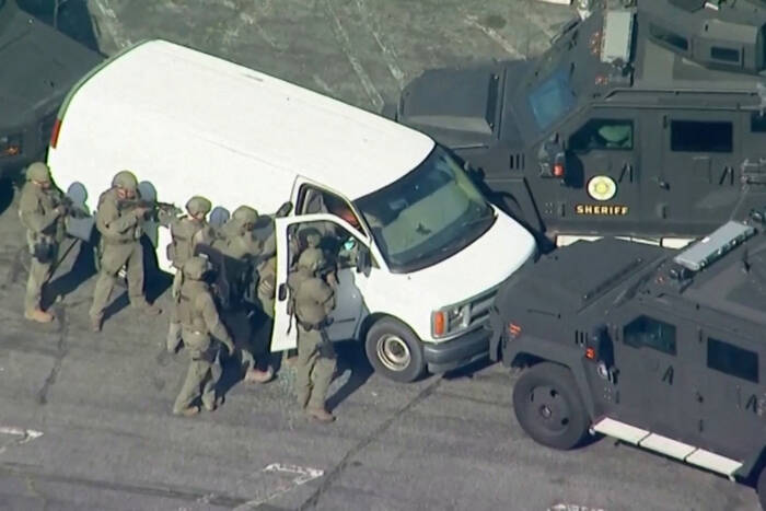 Polisi kepung mobil pelaku penembakan saat perayaan Imlek di California. (ABC Affiliate KABC via REUTERS )