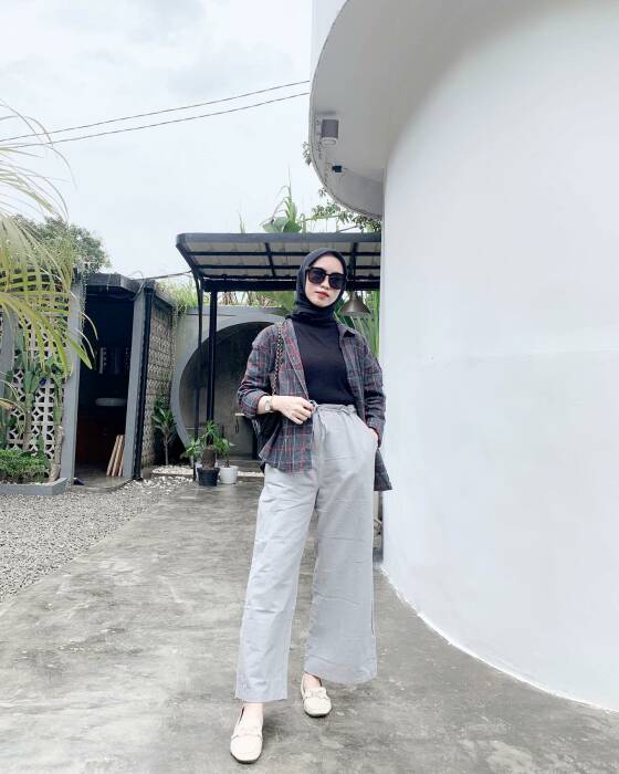 5 OOTD Kemeja KotakKotak untuk Wanita Hijab, Terbaru 2023! Indozone Beauty