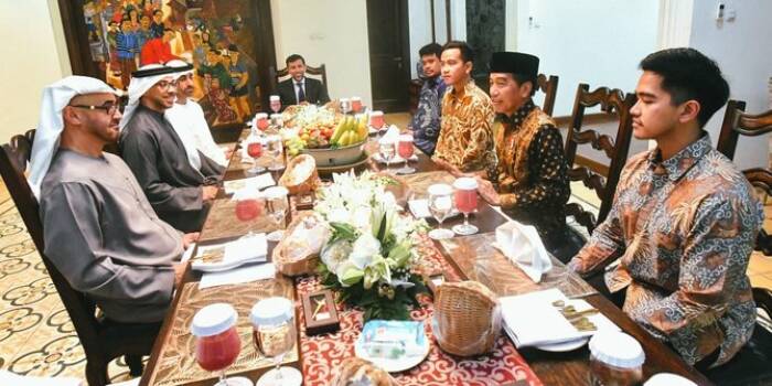 Presiden Joko Widodo bersama putera dan menantunya yakni Gibran Rakabuming, Kaesang Pangarep, dan Bobby Nasution makan pagi bersama Presiden Uni Emirat Arab (UAE) Mohammed Bin Zayed Al-Nahyan (MBZ). (Dok. Biro Pers)
