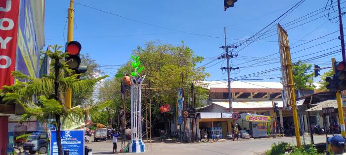 Tugu Daun Tembakau Nganjuk berada di perempatan lampu merah. (Z Creators/Dio Masafan Mufio) tugu daun tembakau