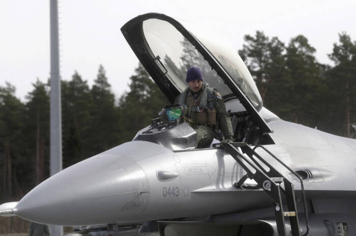 AS dilaporkan akan mengirim jet tempur F-16 ke Ukraina untuk membantu negara itu melawan Rusia. (REUTERS/Ints Kalnins)
