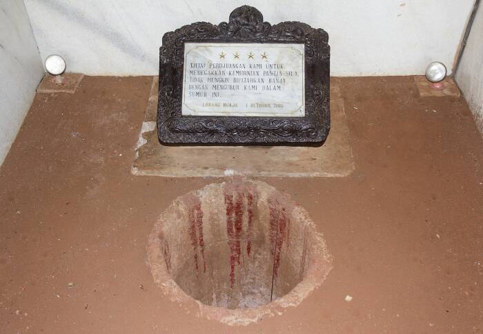Sumur maut tempat mengubur para jenderal korban G30SPKI di Lubang Buaya. (Wikimedia Commons)