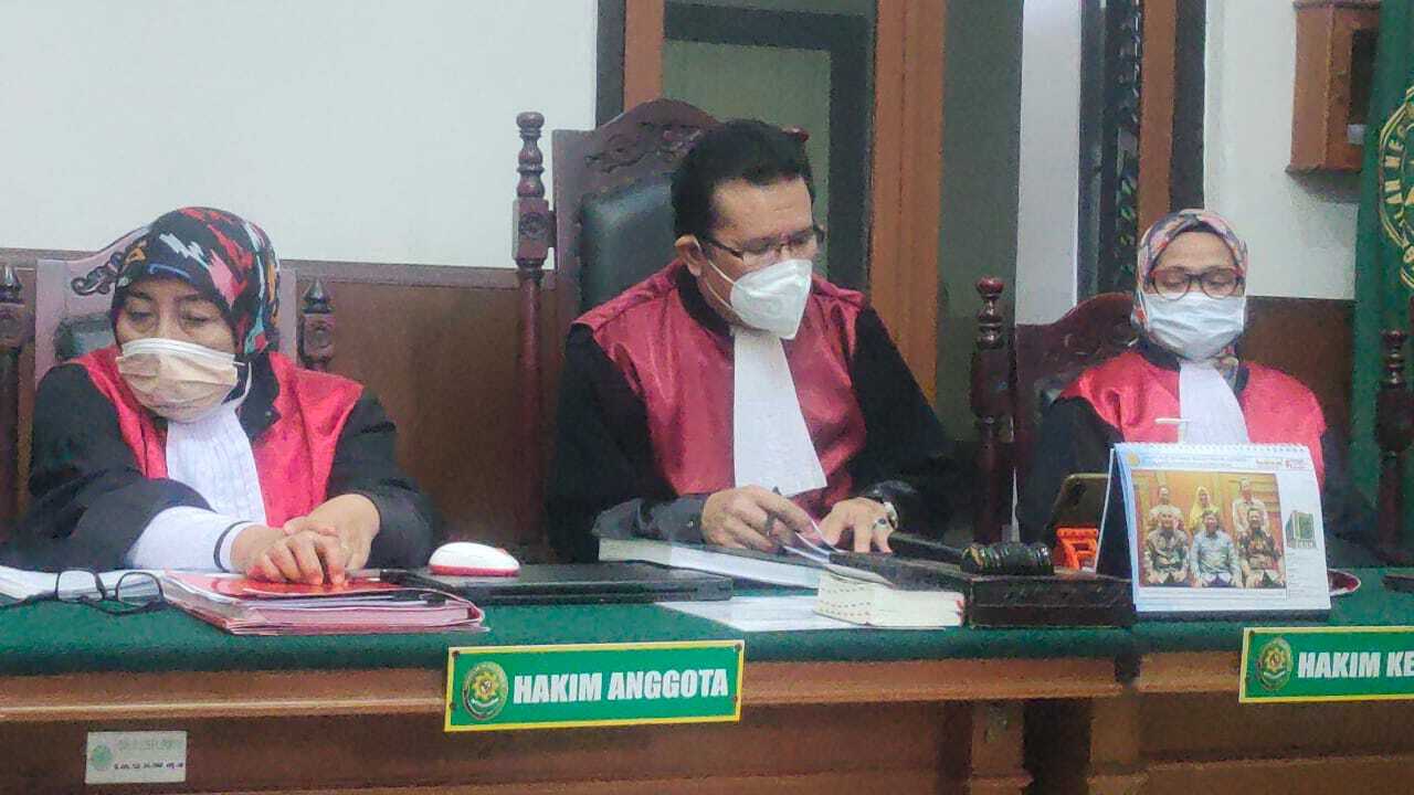 Majelis Hakim PN Surabaya memvonis tukang becak bobol BCA. (Z Creators/Freddy) tukang becak