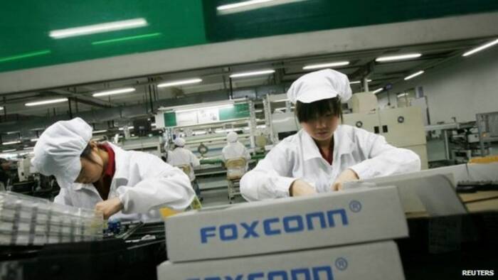 Ilustrasi karyawan Foxconn, pabrik perakitan produk Apple. (REUTERS) Karyawan iPhone