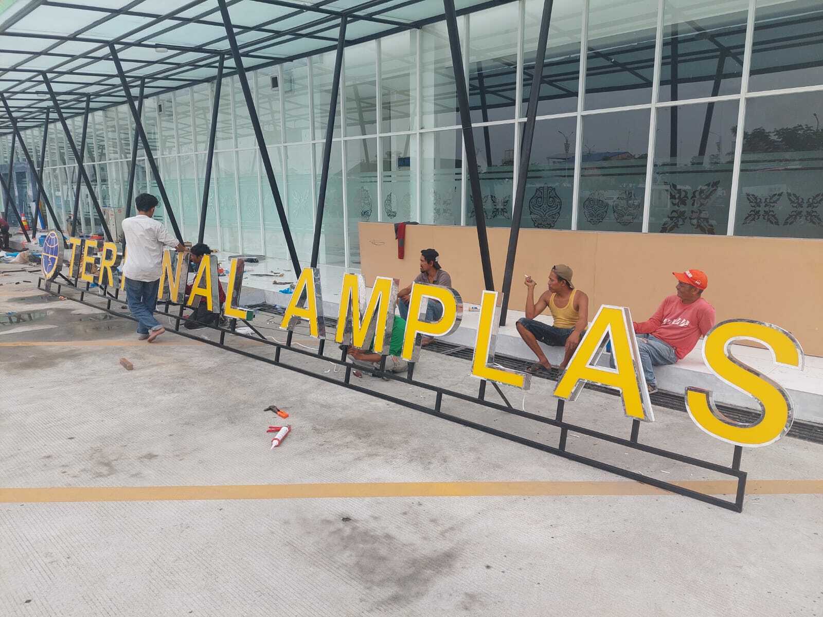 Wajah baru terminal Amplas Kota Medan terlihat lebih modern. (Handover)