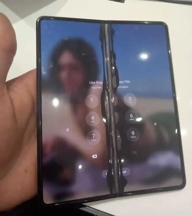 Layar Samsung Galaxy Z Fol3 yang retak. (Reddit/Snoo) Layar Samsung Galaxy Z Fol3 retak