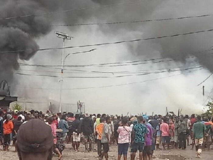 Aksi pembakaran yang dilakukan massa di Wamena, Kabupaten Jayawijaya, Provinsi Papua Pegunungan.