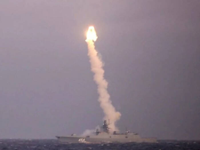 Angkatan Laut Rusia menembakkan rudal bertenaga balistik bertenaga nuklir. (Kementerian Pertahanan Rusia via Sputnik)