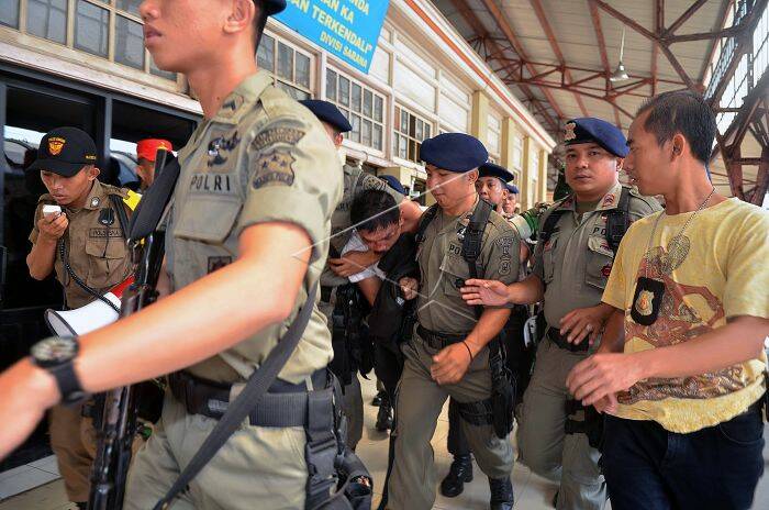 Sejumlah petugas kepolisian mengamankan seorang pria yang diduga pelaku pembajakan Kereta Api Eksekutif Gajayana rute Malang - Jakarta di Stasiun Pasar Senen. (ANTARA/Mochtar)