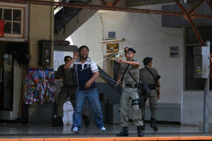 Sejumlah petugas kepolisian melakukan penyisiran setelah mendapatkan kabar adanya pembajakan kereta api di Stasiun Pasar Senen. (ANTARA/Mochtar)