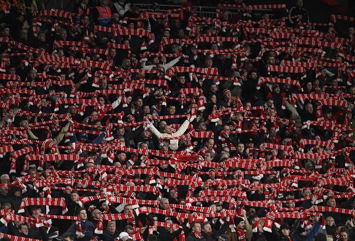 Ilustrasi fans Manchester United. (REUTERS/Tony Obrien) Manchester United