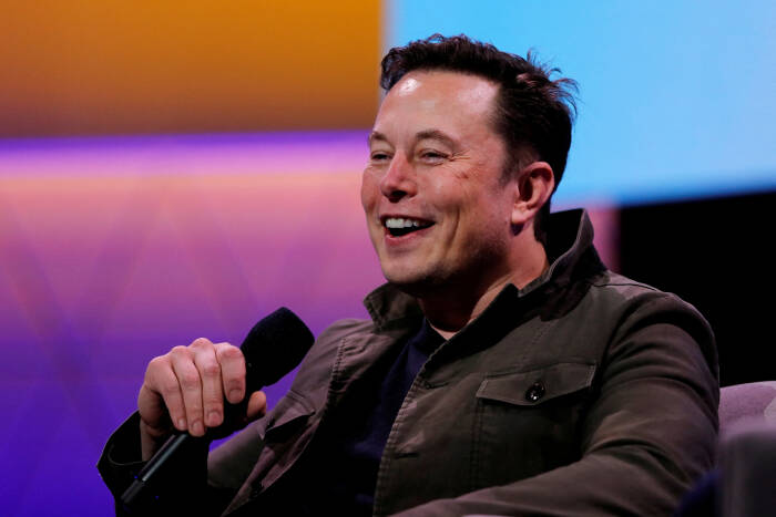 Orang terkaya di dunia, Elon Musk. 