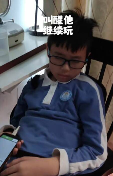 Remaja ini dihukum bermain game selama 17 jam. (Douyin/Jacky & Daddy) bermain game
