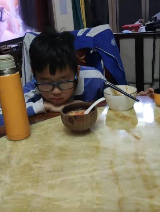 Remaja ini dihukum bermain game selama 17 jam. (Douyin/Jacky & Daddy) bermain game