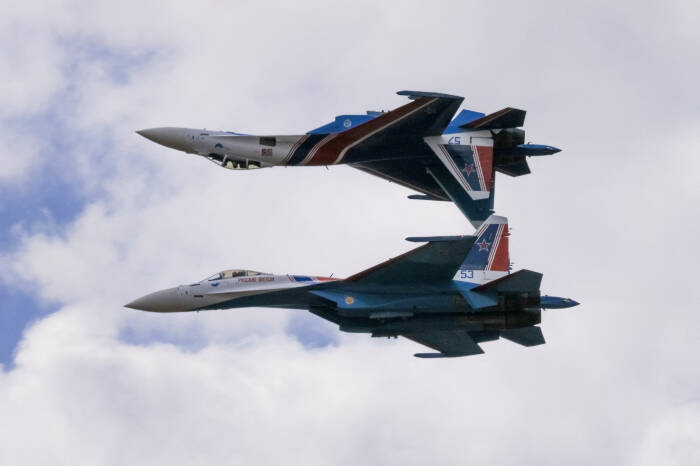 Jet tempur Su-35 milik Rusia dilaporkan mengusir dua pesawat pengebom strategis (bomber) milik AS yang terdeteksi mendekati perbatasan Rusia. (REUTERS/Tatyana Makeyeva)