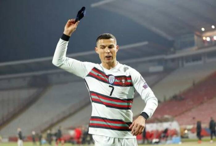 Cristiano Ronaldo membanting ban kapten (REUTERS/Alex Pantling)