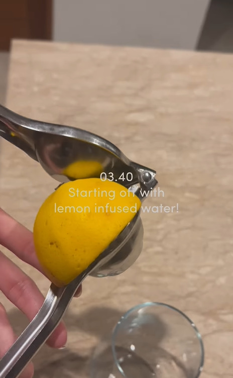 Air Perasan Lemon Diminum Cinta Laura Saat Sahur (Instagram/@claurakiehl)