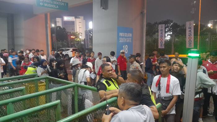 Pihak Kepolisian melakukan razia kepada suporter yang membawa spanduk penolakan Timnas Israel. (Z Creators/Ridwan) Pihak Kepolisian melakukan razia kepada suporter yang membawa spanduk penolakan Timnas Israel. (Z Creators/Ridwan)