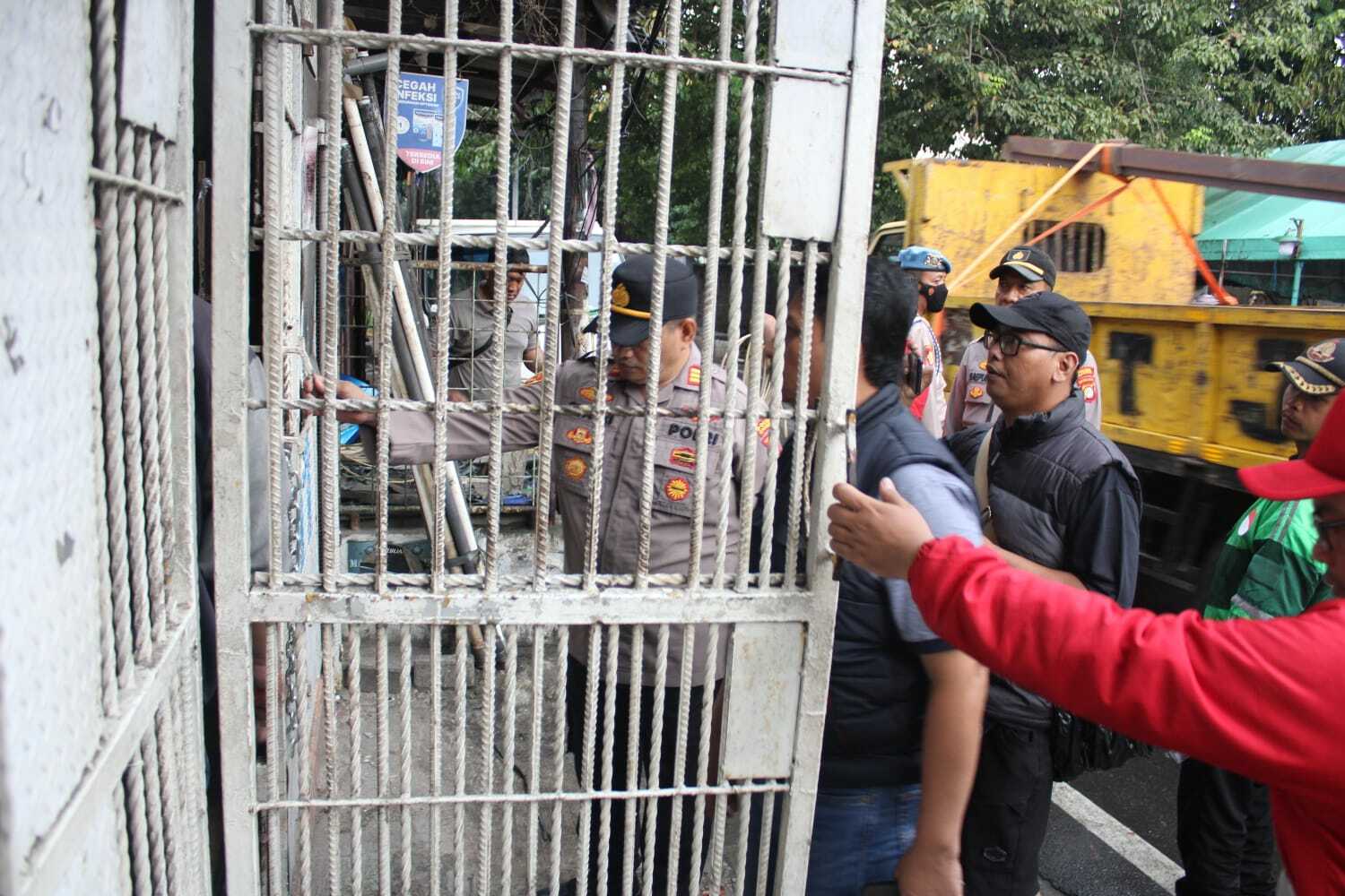 Toko sembako ternyata gudang miras di Jakbar. (Dok. Humas Polsek Kaliders) Toko sembako ternyata gudang miras di Jakbar. (Dok. Humas Polsek Kaliders)