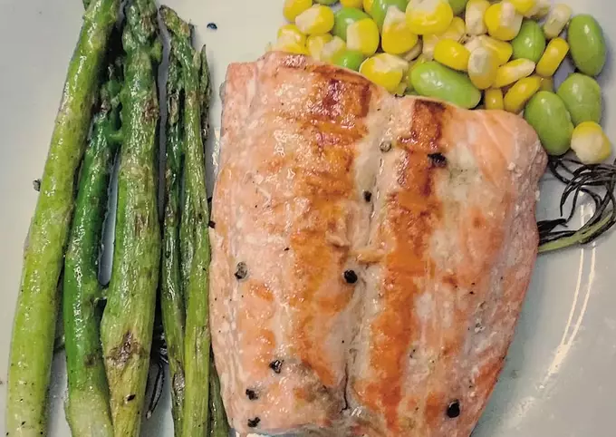 Ilustrasi tampilan Salmon Panggang Asparagus. (Cookpad/Hasta) Salmon Panggang Asparagus.