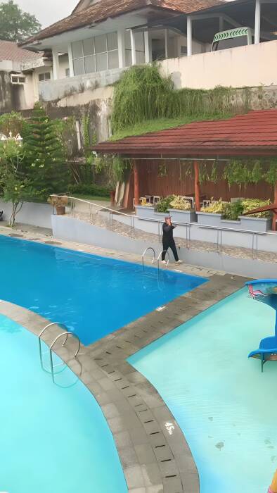 Pinishi Pool, kolam renang di dalam resto dengan view Kapal Pinishi (Z Creators/Adila Fikri)