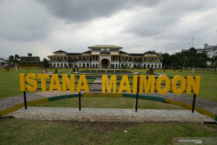 Sejumlah wisatawan berkunjung ke Istana Maimun di Kota Medan, Sumatera Utara 