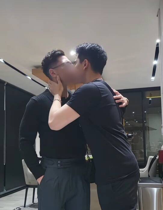 Foto ciuman Verrel Bramasta dan Athalla Naufal.