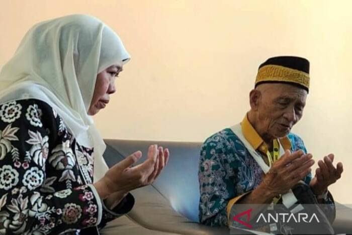 Calon haji kloter 6 Embarkasi Surabaya asal Pamekasan, Harun bin Senar, di Asrama Haji Sukolilo Surabaya, Kamis (25/5/2023). (ANTARA/Fiqih Arfani) Calon haji kloter 6 Embarkasi Surabaya asal Pamekasan, Harun bin Senar, di Asrama Haji Sukolilo Surabaya, Kamis (25/5/2023). (ANTARA/Fiqih Arfani)