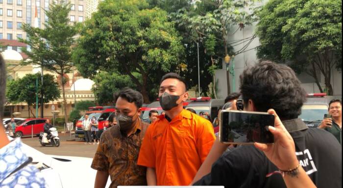 Wajah santai Mario Dandy saat dilimpahkan polisi ke Kejati DKI di Mapolda Metro Jaya, Jakarta. (INDOZONE/Samsudhuha Wildansyah).