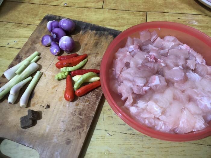 Resep dan Cara Membuat Ayam Sambal Matah Sehat. (Z Creators/Dewi Rahmawati)