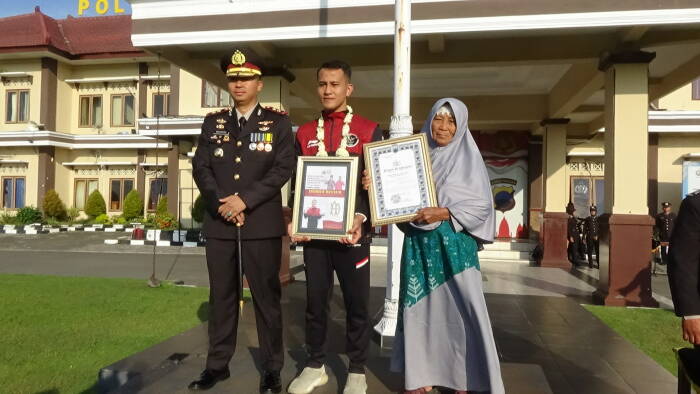 Khoirudin Mustakim, atlet pencak silat terima penghargaan dari Kapolres Klaten (Z Creators/Edelweis Ratushima)