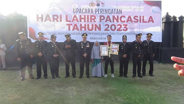 Khoirudin Mustakim, atlet pencak silat terima penghargaan dari Kapolres Klaten (Z Creators/Edelweis Ratushima)