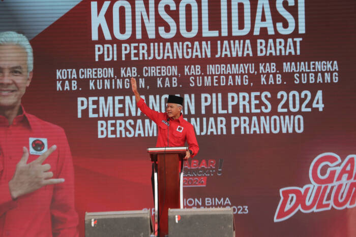 Bakal calon presiden dari PDIP Ganjar Pranowo memberikan sambutan saat Konsolidasi Pemenangan Bacapres PDIP di Cirebon, Jawa Barat, Sabtu (3/6/2023). 