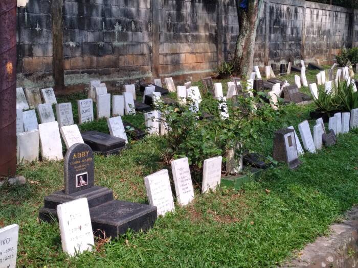 Makam buat hewan peliharaan di Ragunan. (Z Creators/Vivi Sanusi)
