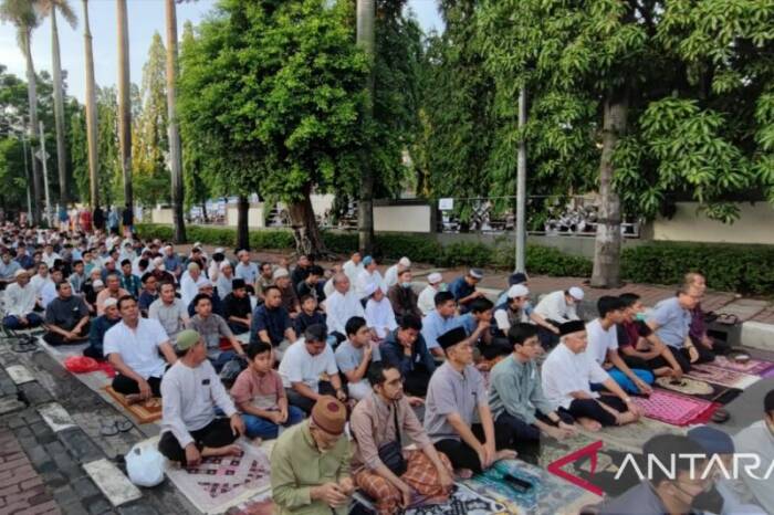 Jamaah memadati Jalan Raya Pondok Kopi untuk melaksanakan Salat Idul Adha 